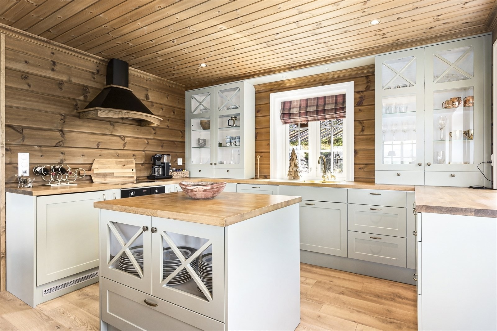 Det er godt utstyrt med integrerte hvitevarer som kjøleskap og oppvaskmaskin, samt induksjonstopp, stekeovn og komfyrvakt. Galleribilde