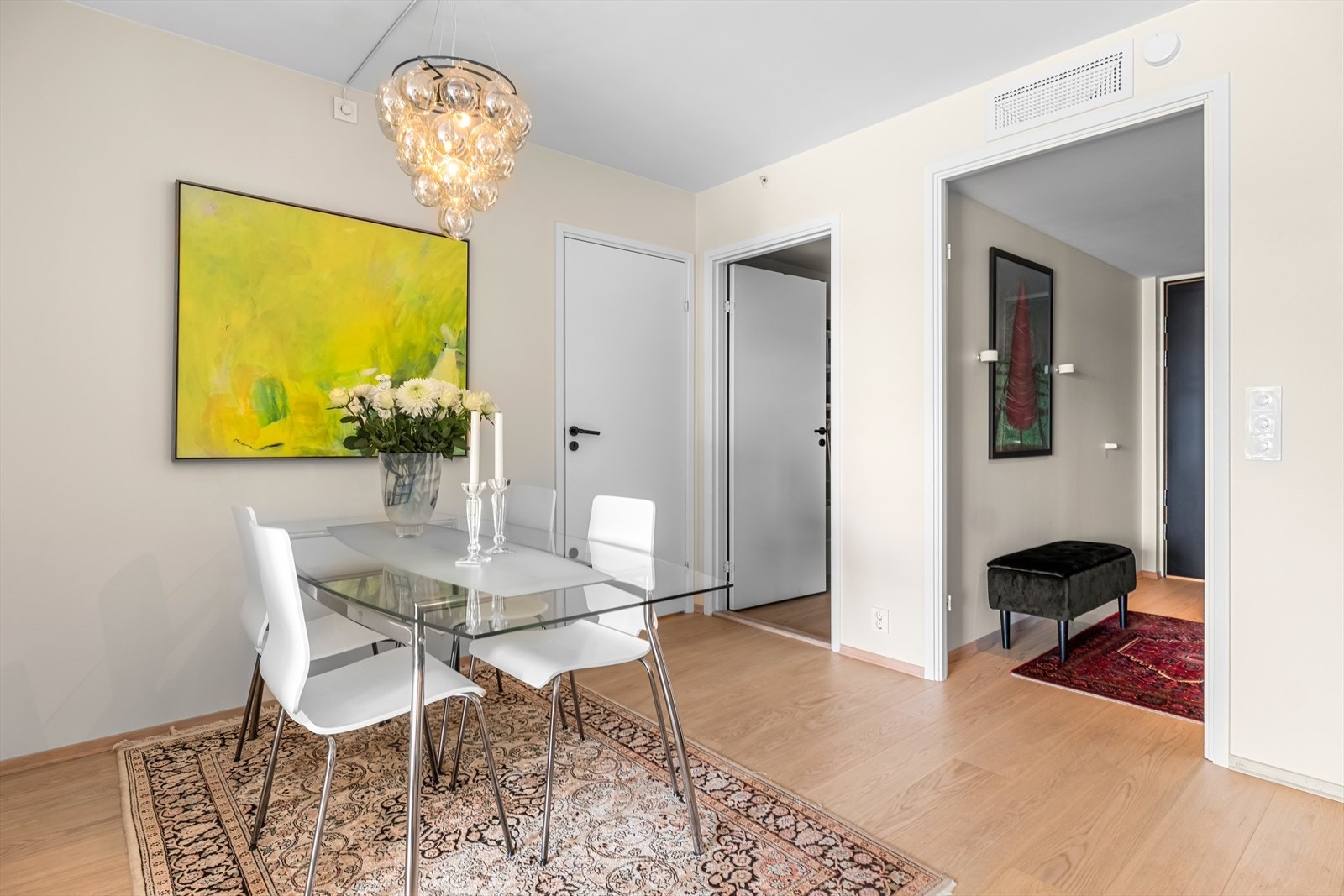 Der entréen møter stuen har du enkel adkomst til hovedsoverommet, samt en romslig "walk-in" garderobe. Galleribilde