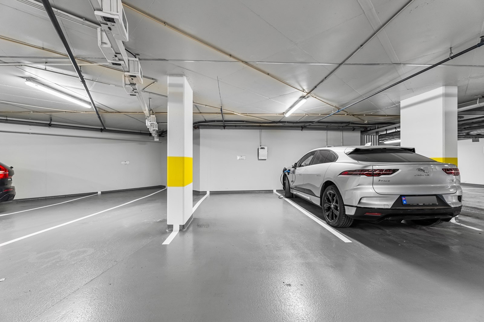 Parkeringsplass i lukket garasjeanlegg med enkel heisadkomst til boligen kan kjøpes separat for kr. 1 500 000,- av selger. Galleribilde
