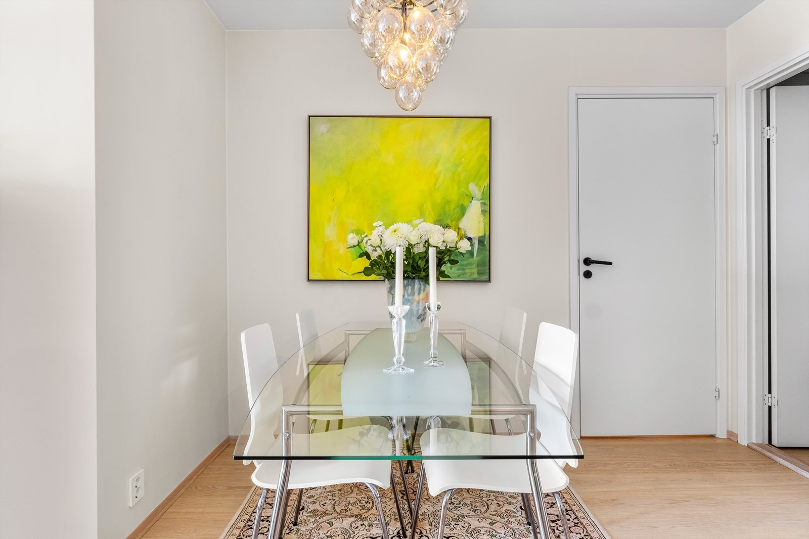 Det er plass til et større langbord med mange stoler. Galleribilde