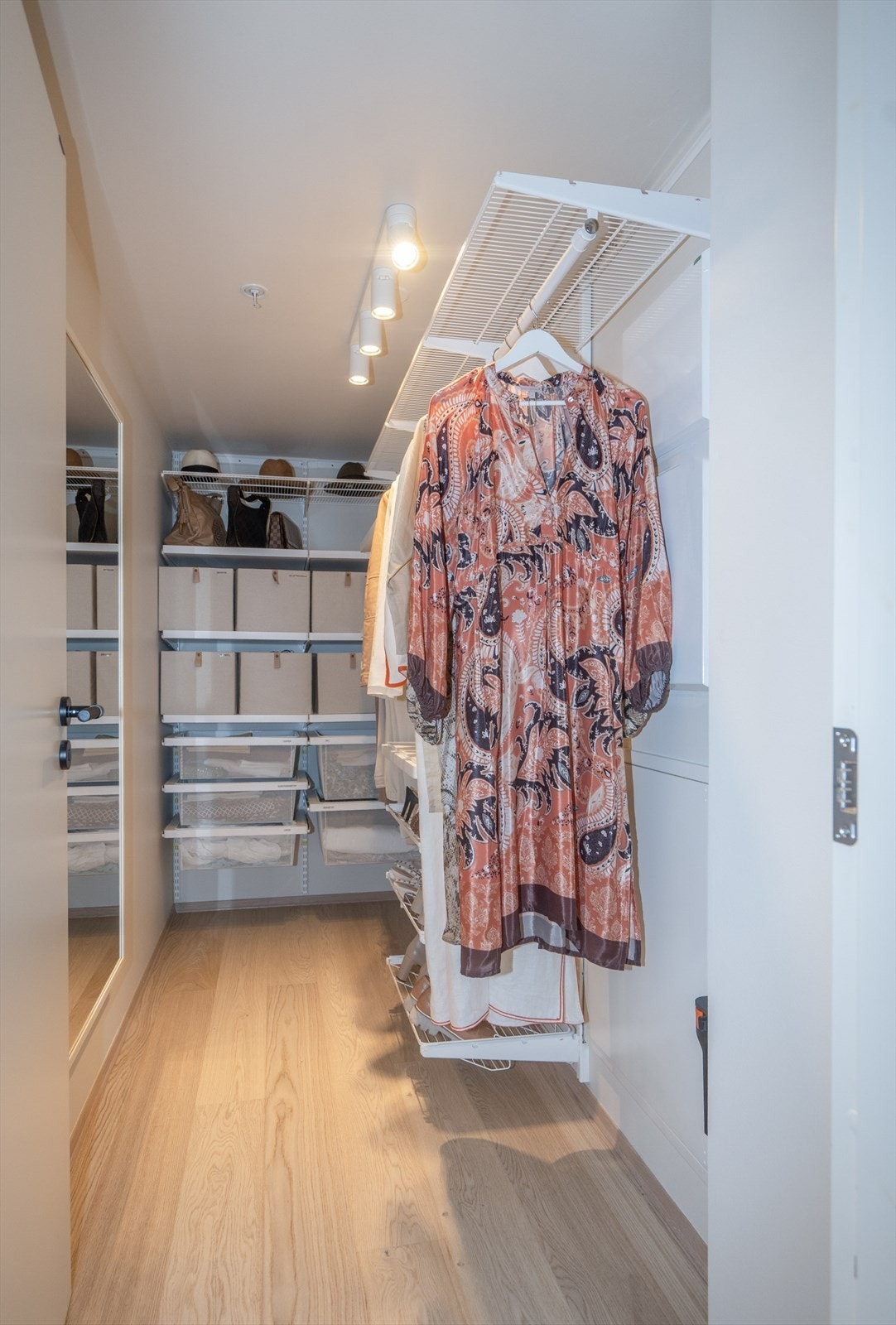 Stort "walk-in" til oppbevaring av hele garderoben. Galleribilde