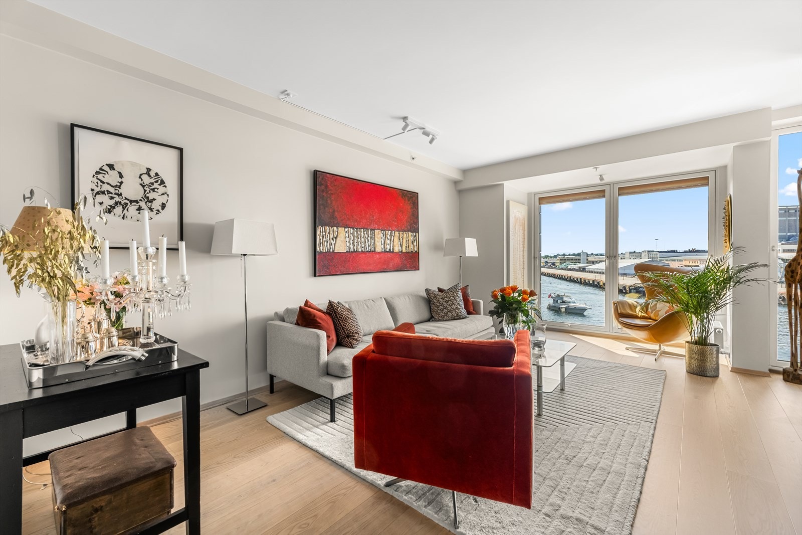 Boligen er nydelig gjennomført av nåværende eier med ny 1-stavs parkett og nymalte overflater. Galleribilde