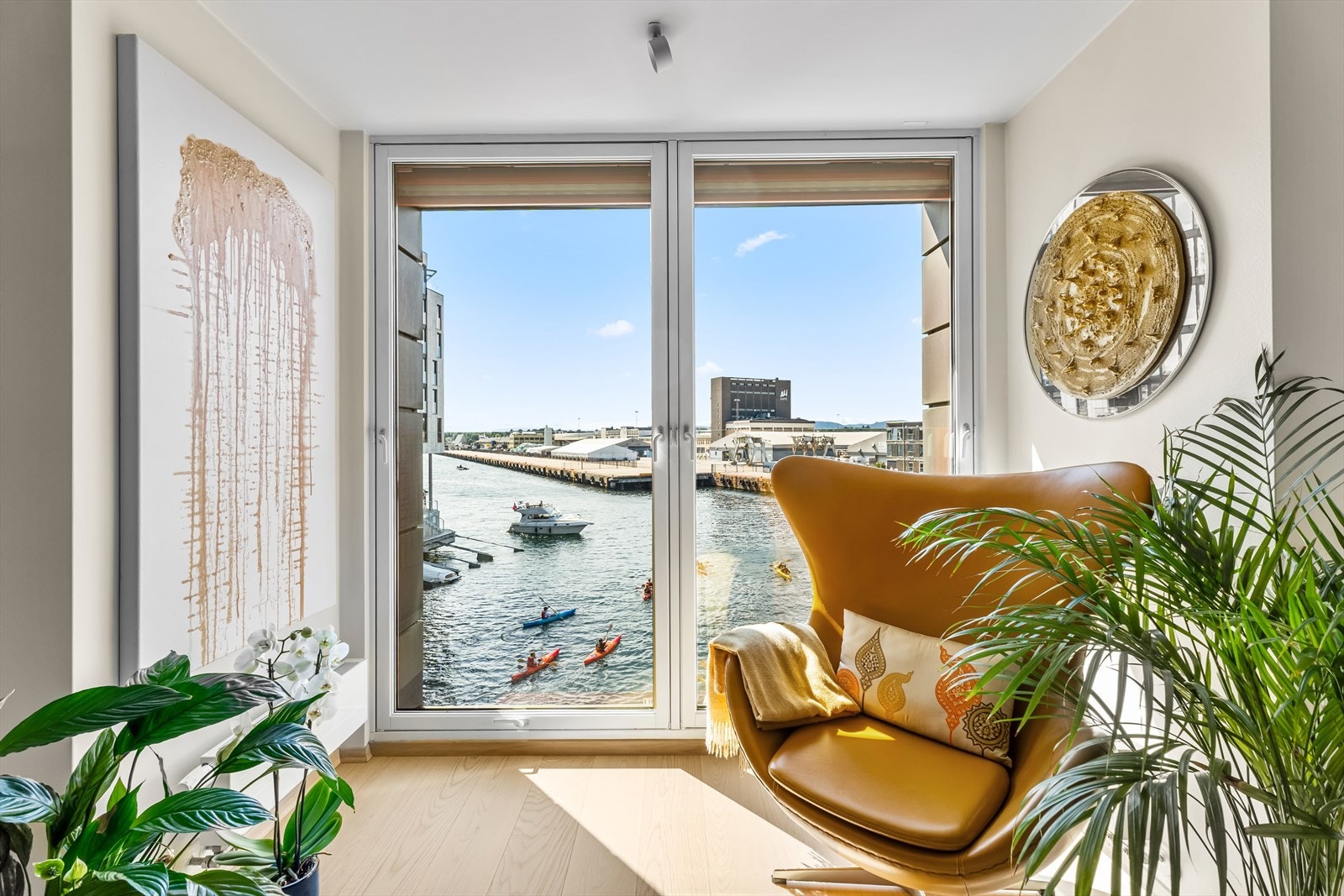 Eksepsjonell utsikt til alt som foregår i havnebassenget. Galleribilde