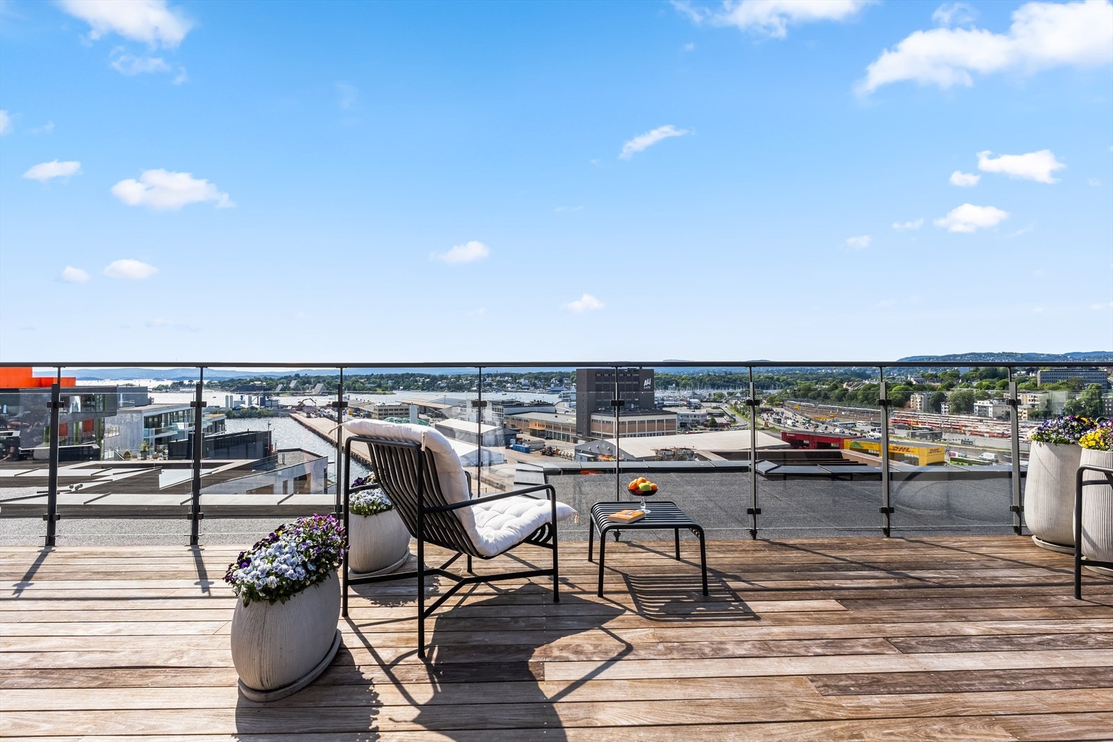 Felles takterrasse med 360-graders utsikt over sjø og by til glede for byggets beboere. Galleribilde