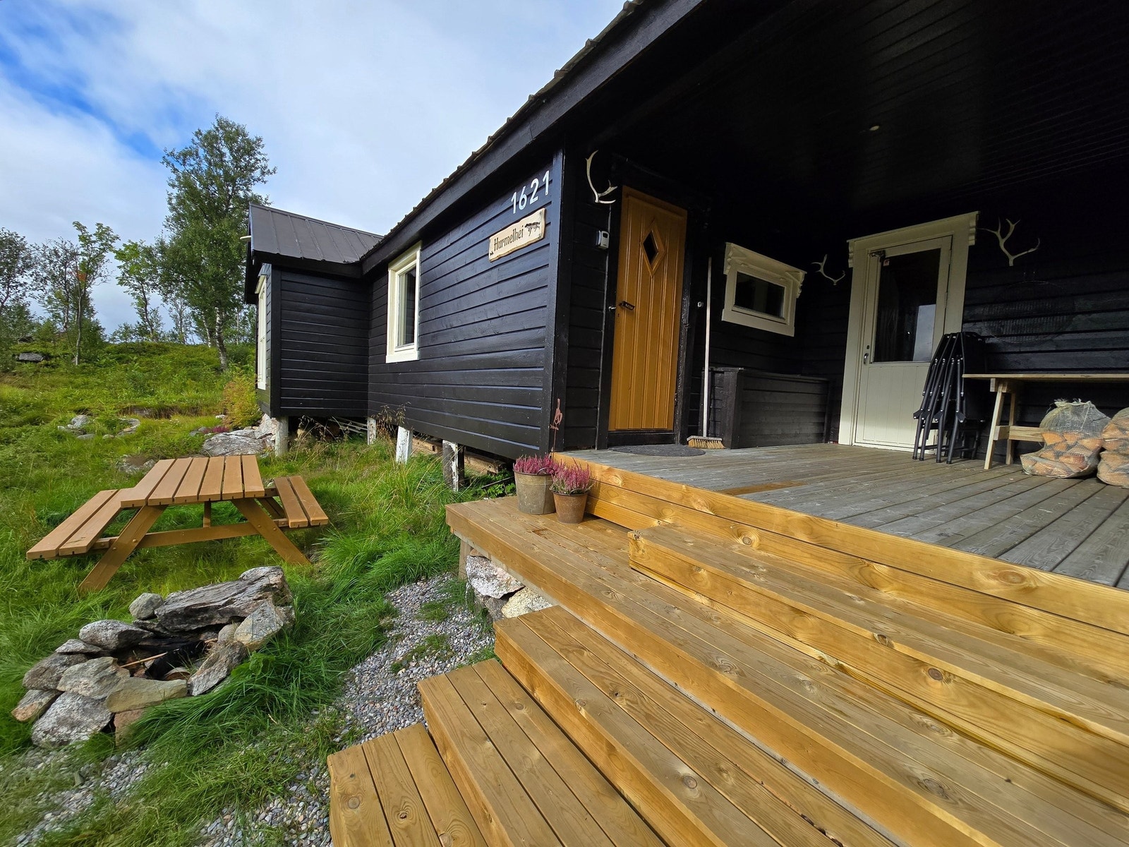 Inngangsparti til hovedhytte og dusjrom/badstue Galleribilde