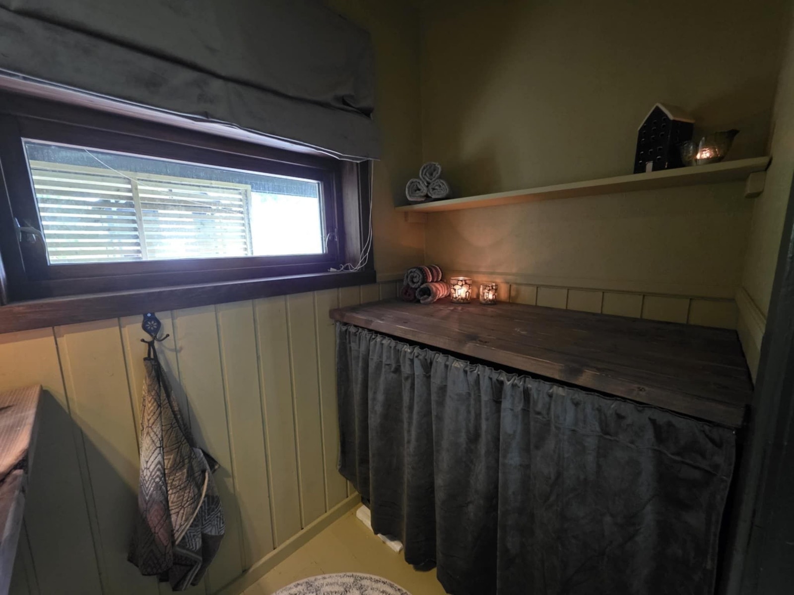 Bad/teknisk rom. God lagringsplass Galleribilde