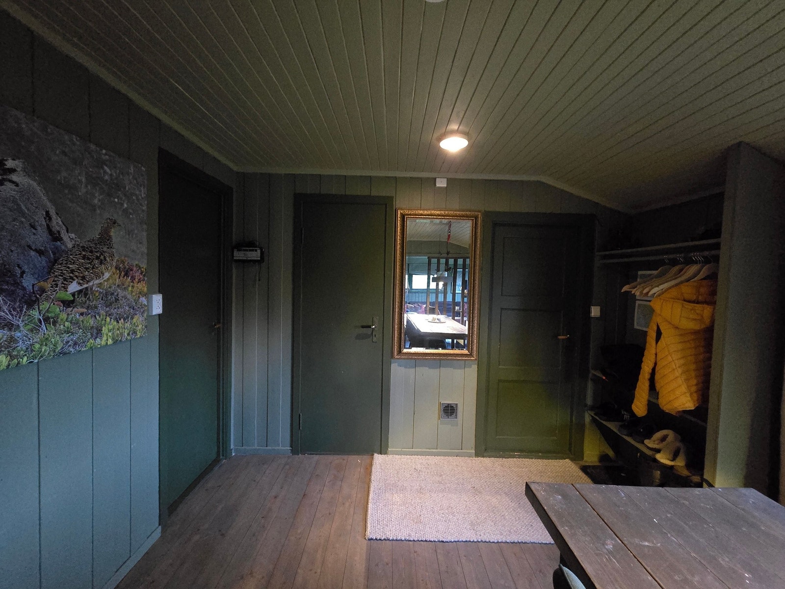 Dør til soverom mot venstre, baderom/teknisk rom i midten og vindfang til høyre Galleribilde