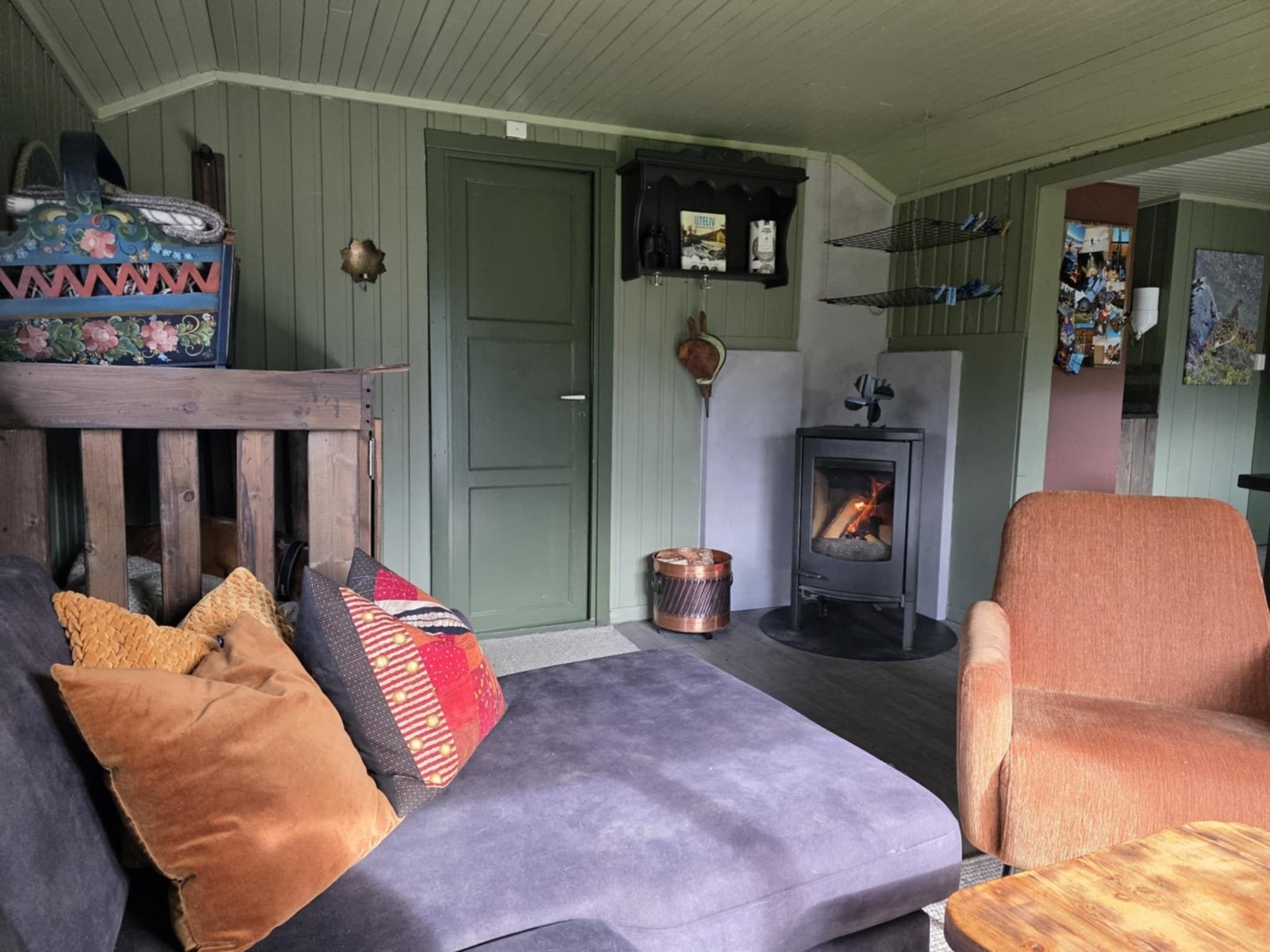 Stue med inngangsparti til soverom Galleribilde