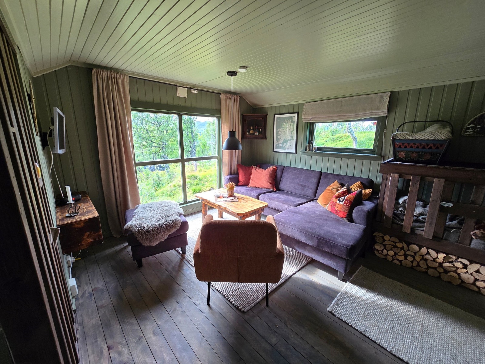 Stue med sofagruppe og dobbelt hundebur Galleribilde