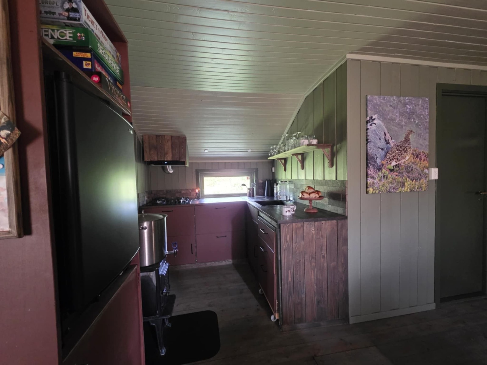 Godt med benkeplass på kjøkken. Nedfelt vask montert i 2024 Galleribilde