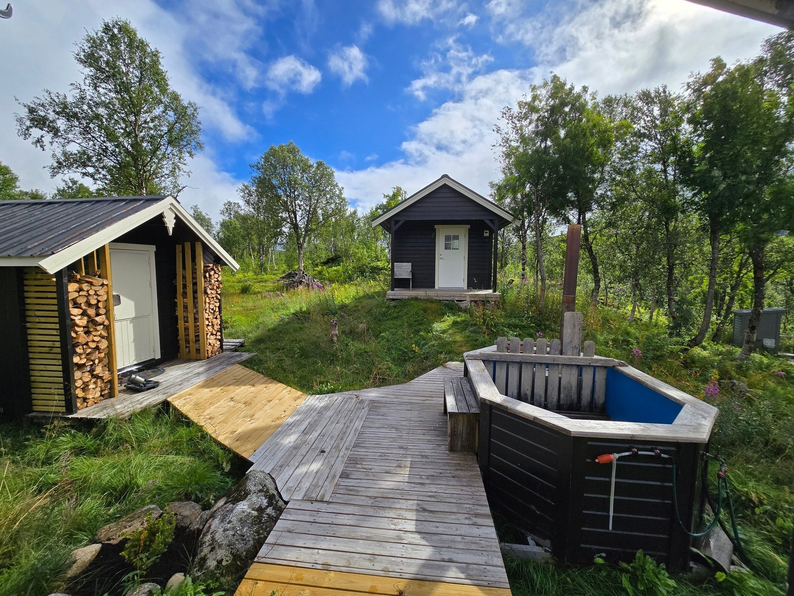 Bod til venstre, anneks i front og stamp i glassfiber Galleribilde