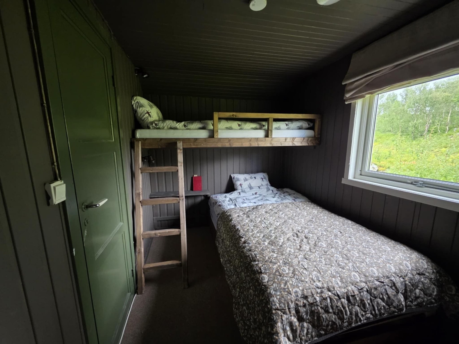 Soverom med to senger. Muligheter for lagring under seng på gulvet Galleribilde