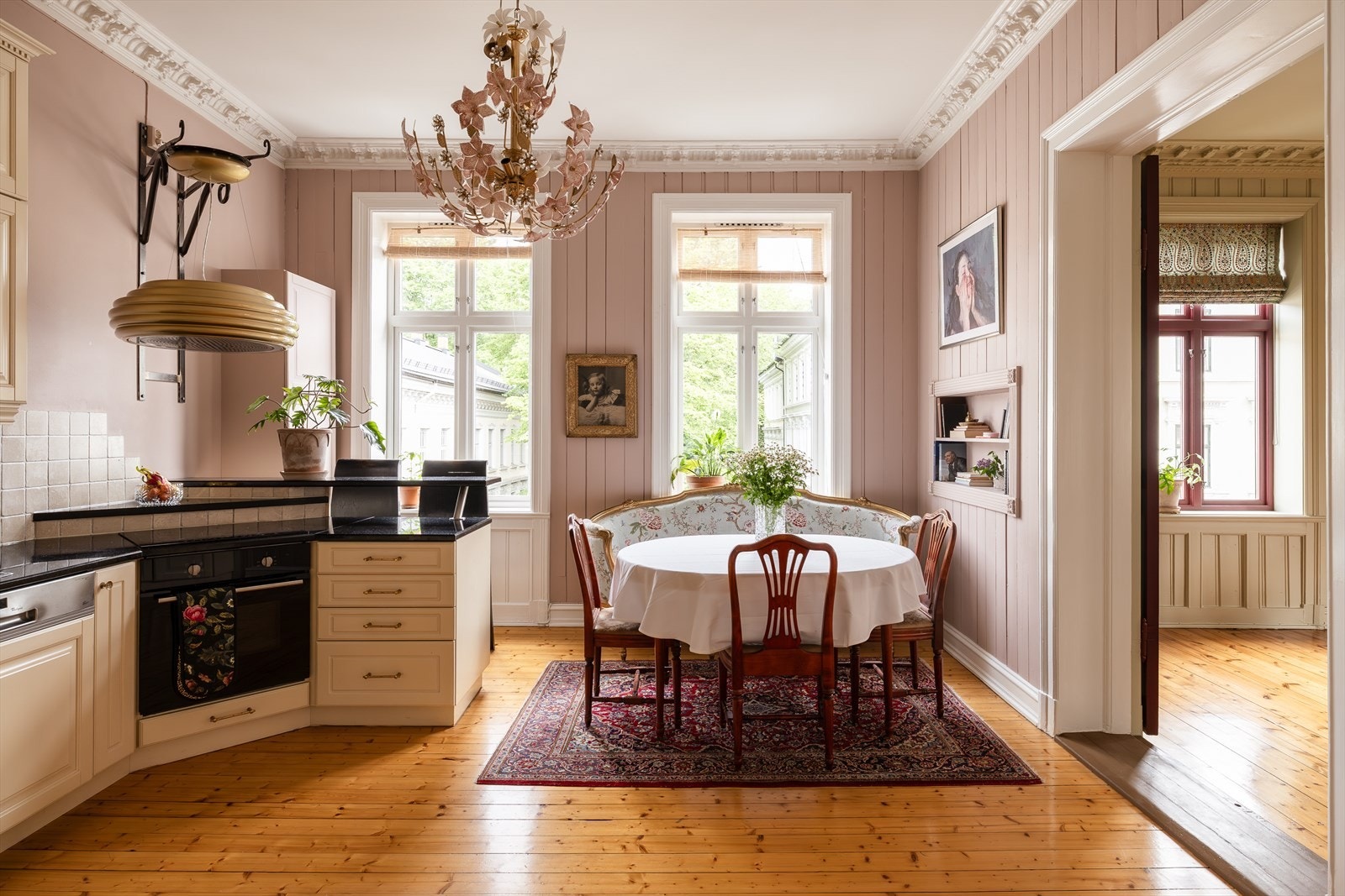 Leiligheten har en gjennomført klassisk stil, der hver detalj er nøye gjennomtenkt. Galleribilde