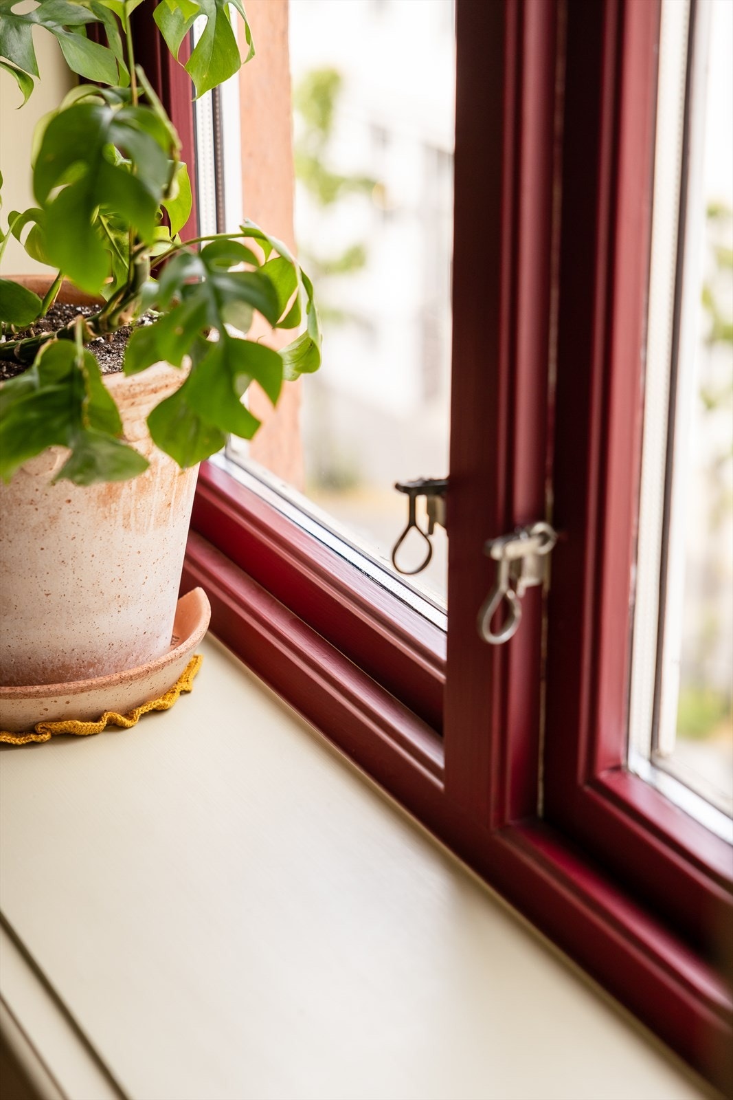 Brede, store vindusposter gir rikelig med naturlig lys i boligen Galleribilde