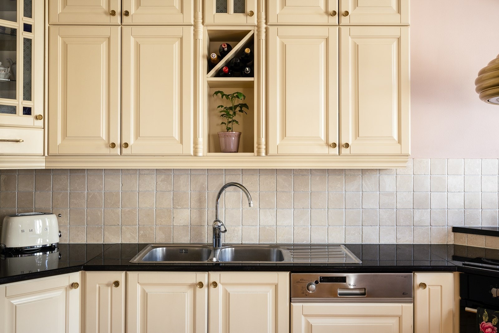 Kjøkkenet er jevnlig oppgradert: nytt oppvaskbatteri ble montert i 2021, dørknotter og håndtak byttet i 2022, og samme år ble både koketopp og komfyr fornyet. I 2022 ble det også installert en italiensk designventilator i håndstøpt keramikk. Galleribilde