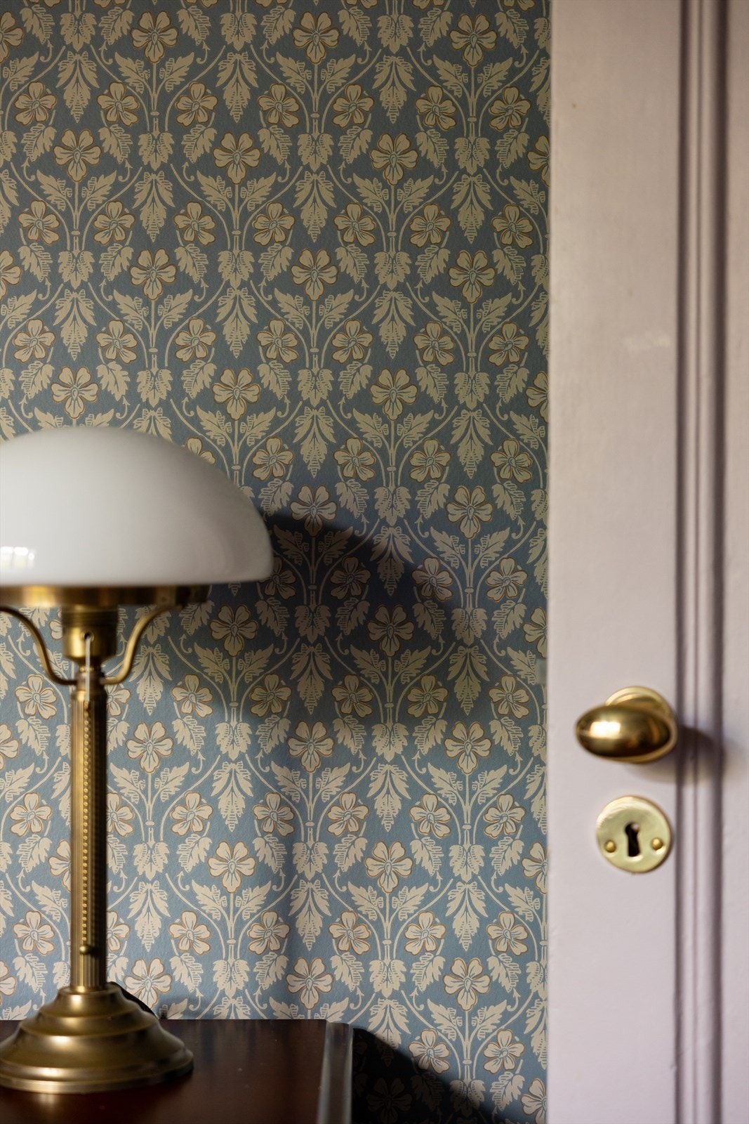 Nydelige tapeter og klassiske elementer er stikkord for denne leiligheten Galleribilde