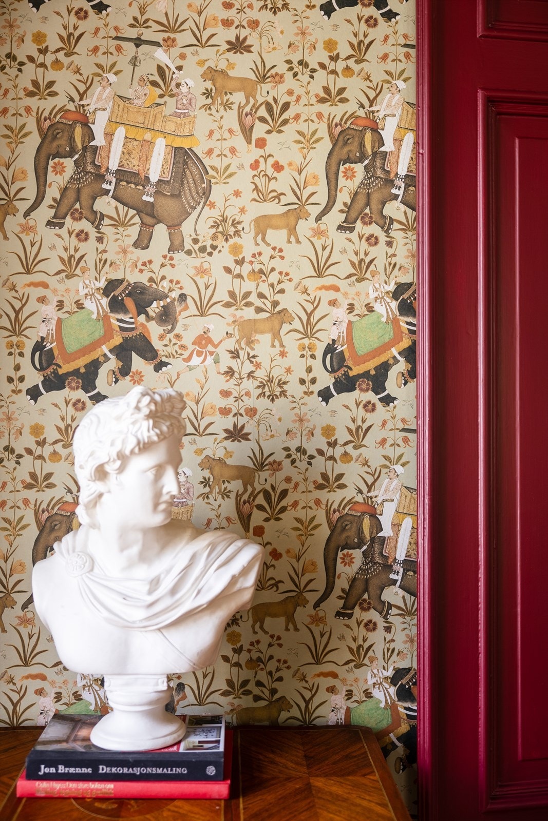 Veggen mot tv-stuen er kledd med tapetet Hindustan fra MindtheGap, som tilfører rommet karakter. Galleribilde