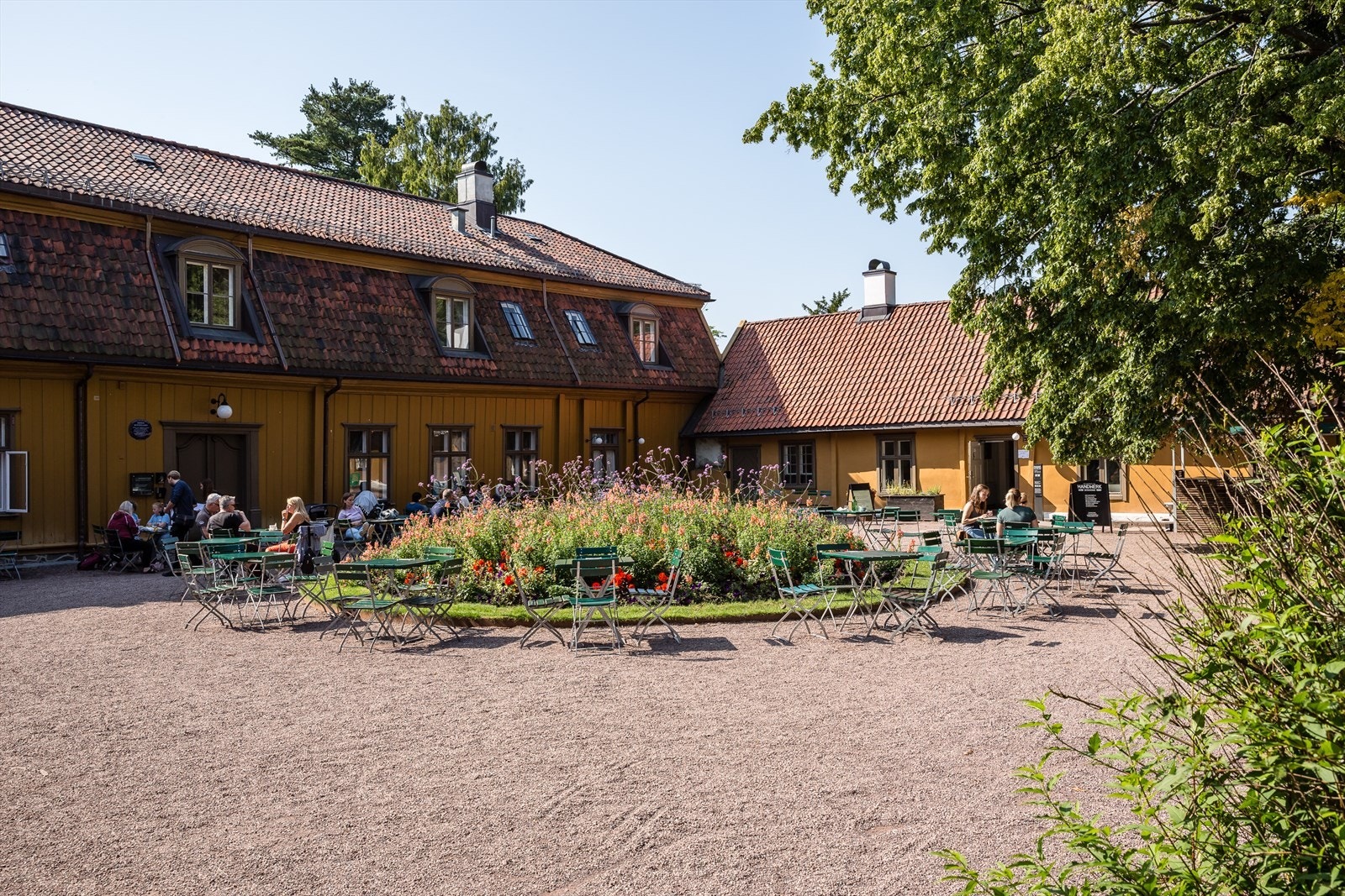 Midt i Botanisk hage finner du også en av byens koseligste kaféer som ligger vakkert til i Gamle Tøyen hovedgård. Dette er Oslos eldste og mest kjente bevarte tømmerbygning. Galleribilde