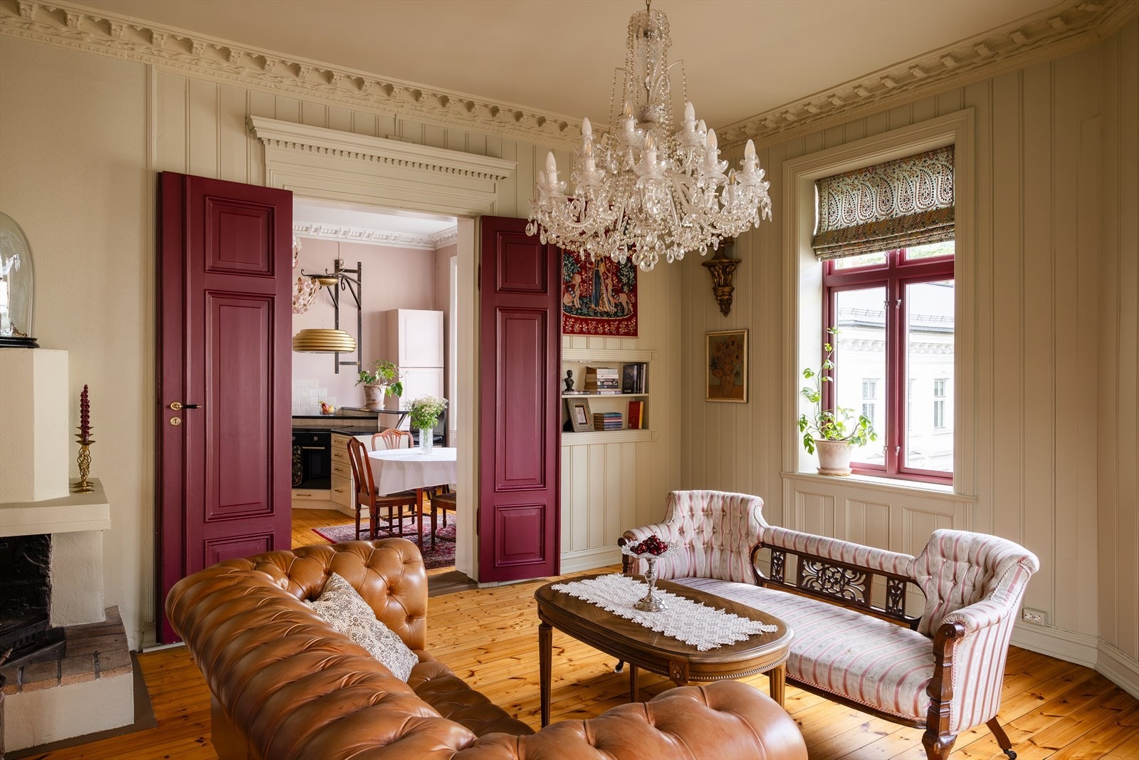 Videre fra tv-stue og hjørnestue kommer man til boligens kjøkken. Galleribilde