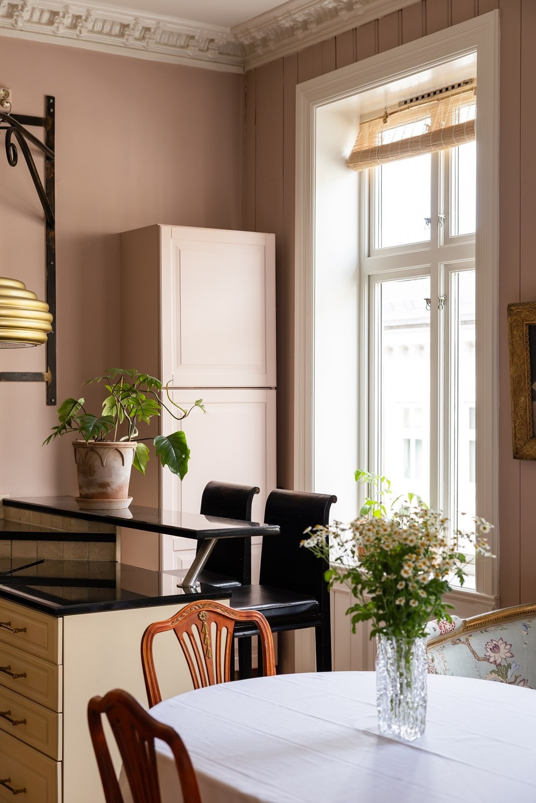 Kjøkkenet har vakkert lysinnfall fra to store vinduer og sitteplasser både rundt spisebord og i barløsning ved kjøkkenbenk. Galleribilde