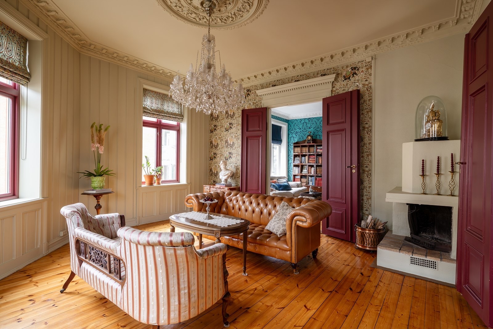 Velkommen til Schweigaards gate 61A -En klassisk perle i Gamle Oslo. Nydelig hjørneleilighet med fokus på de originale detaljene - Presentert av Sylvia Post v/Nordvik Løren. Galleribilde