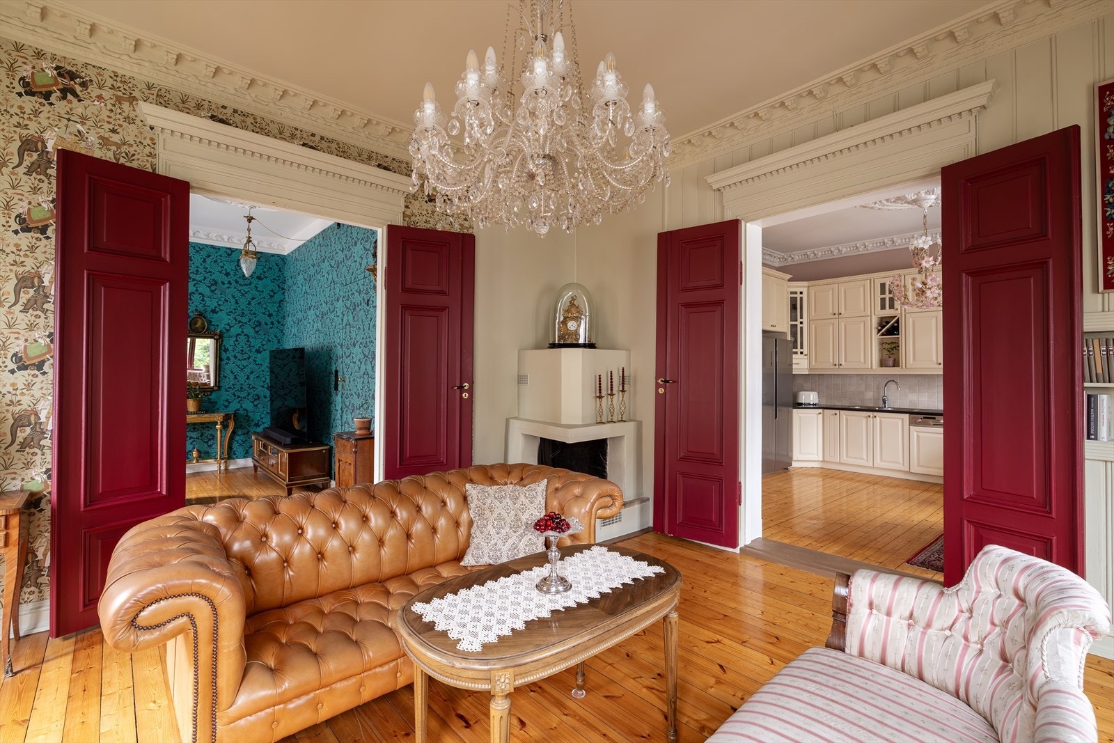 Den flotte hjørnestuen har adkomst både til stue 2 og til leilighetens romslige spisekjøkken Galleribilde