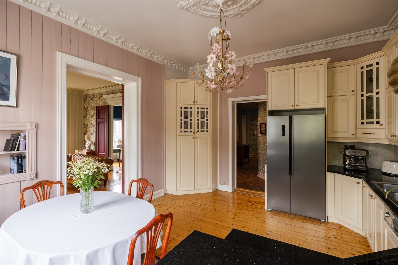 Rommet har ellers rikelig med skap- og benkeplass, og de klassiske detaljene som tregulv, stukkatur og takrosett setter en stilfull ramme. Galleribilde