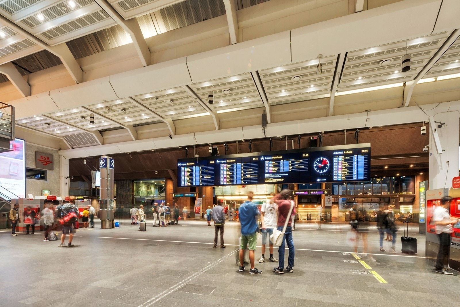 Kort vei til Oslo S som er Norges største knutepunkt for offentlig kommunikasjon Galleribilde