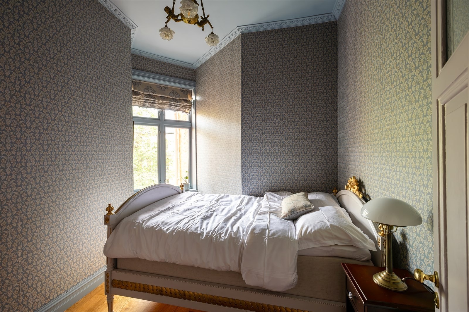 Soverommet vender ut mot det frodige, indre gårdsrommet og har god plass til dobbeltseng og nattbord. Galleribilde