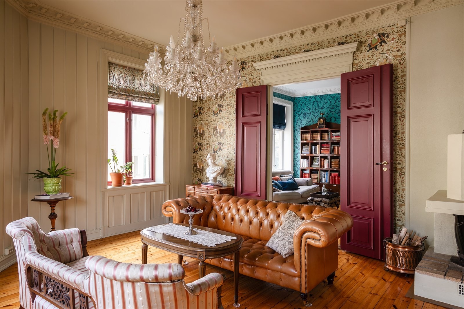 Lys og luftig hjørnestue med en imponerende takhøyde på 3,15 meter og tre store vinduer som slipper inn rikelig med dagslys og byr på en hyggelig utsikt. Galleribilde