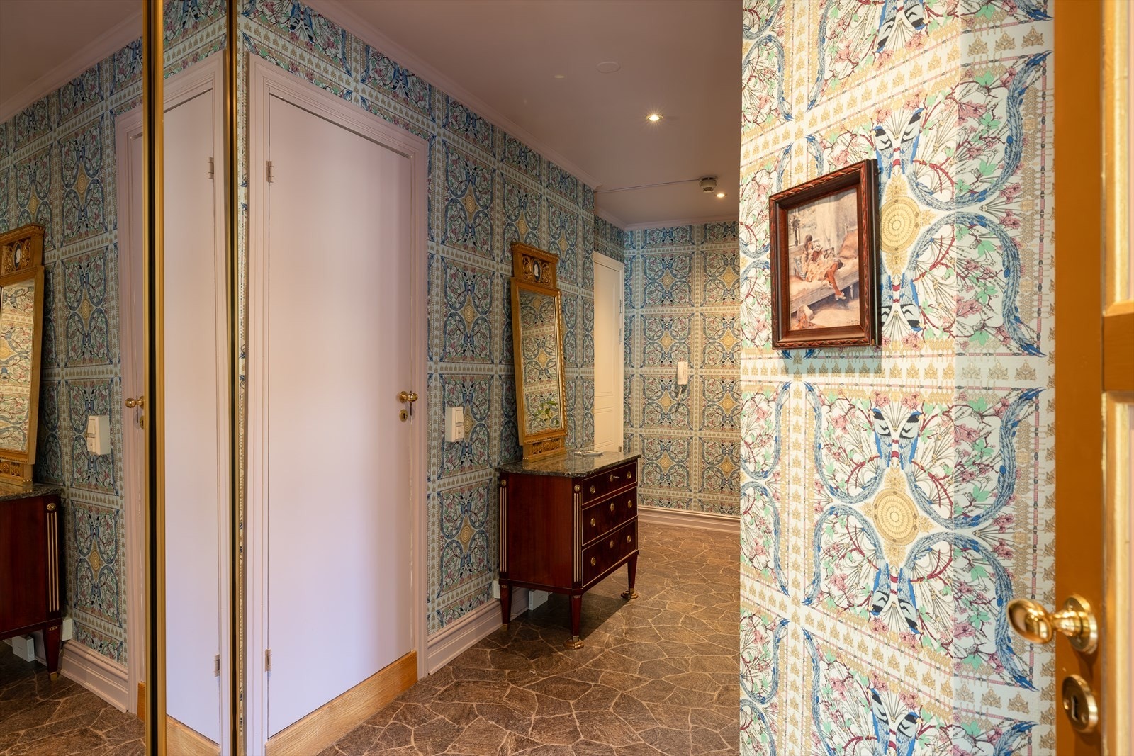 Mellomgang / entré dekorert med den elegante tapeten Lyrebird fra Matthew Williamson. Galleribilde