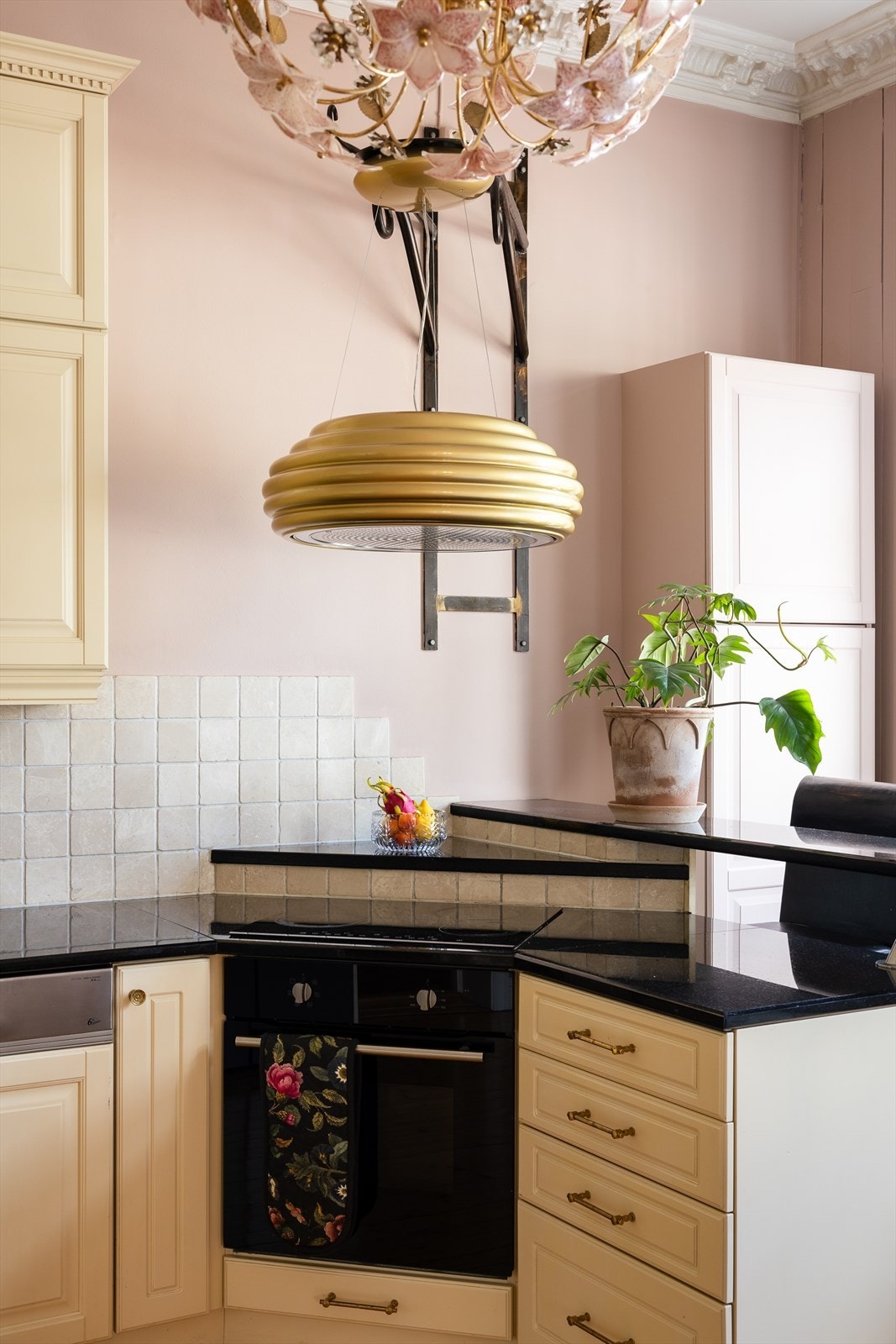 Nytt oppvaskbatteri ble montert i 2021, dørknotter og håndtak byttet i 2022, og samme år ble både koketopp og komfyr fornyet. I 2022 ble det også installert en italiensk designventilator i håndstøpt keramikk, Witt Beehive Free Brass. Galleribilde