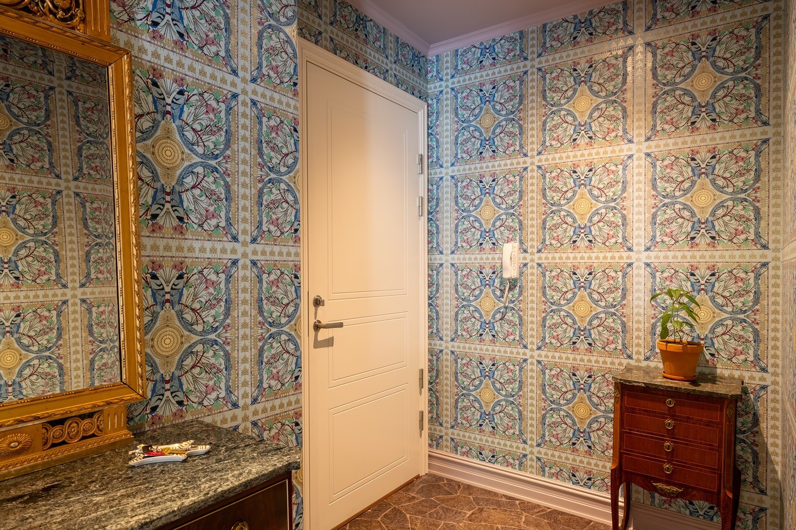 Det er i tillegg god plass til skoskap, kommode eller andre møbler etter behov. Ved inngangsdøren er det praktisk plassert en dørtelefon. Galleribilde