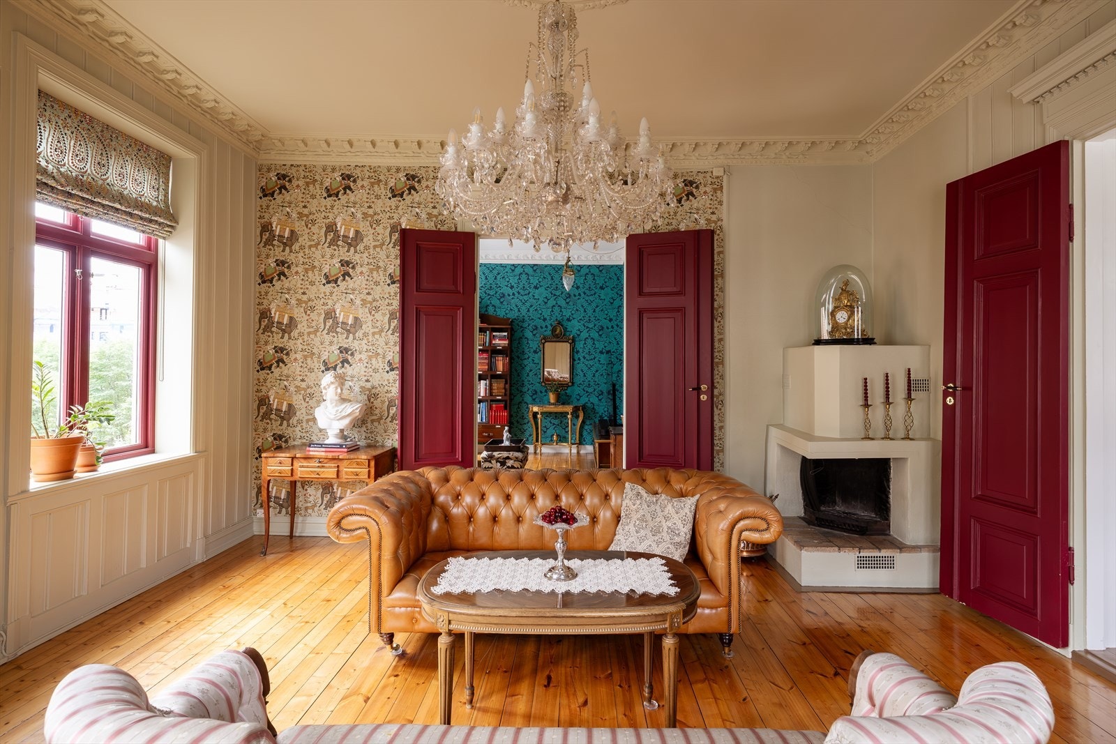 Doble fløydører både mot tv-stue og kjøkken med kopier av tidstypiske dørvridere fra nyrenessansens Kristiana-hjem. Galleribilde