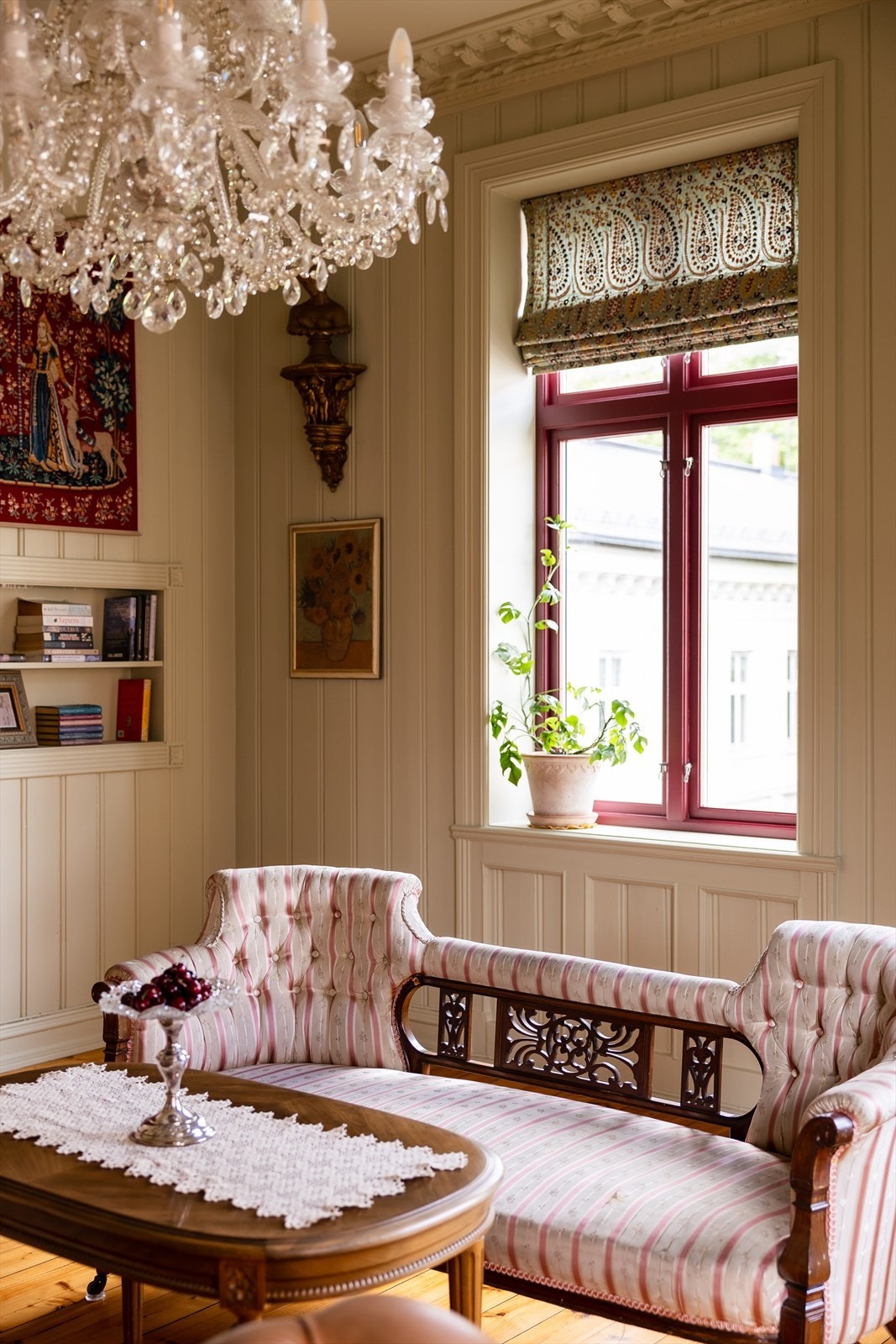 Boligen har godt bevarte originale detaljer, som blant annet trepaneler. Tidstypisk panelering under vinduene er også bevart. Galleribilde