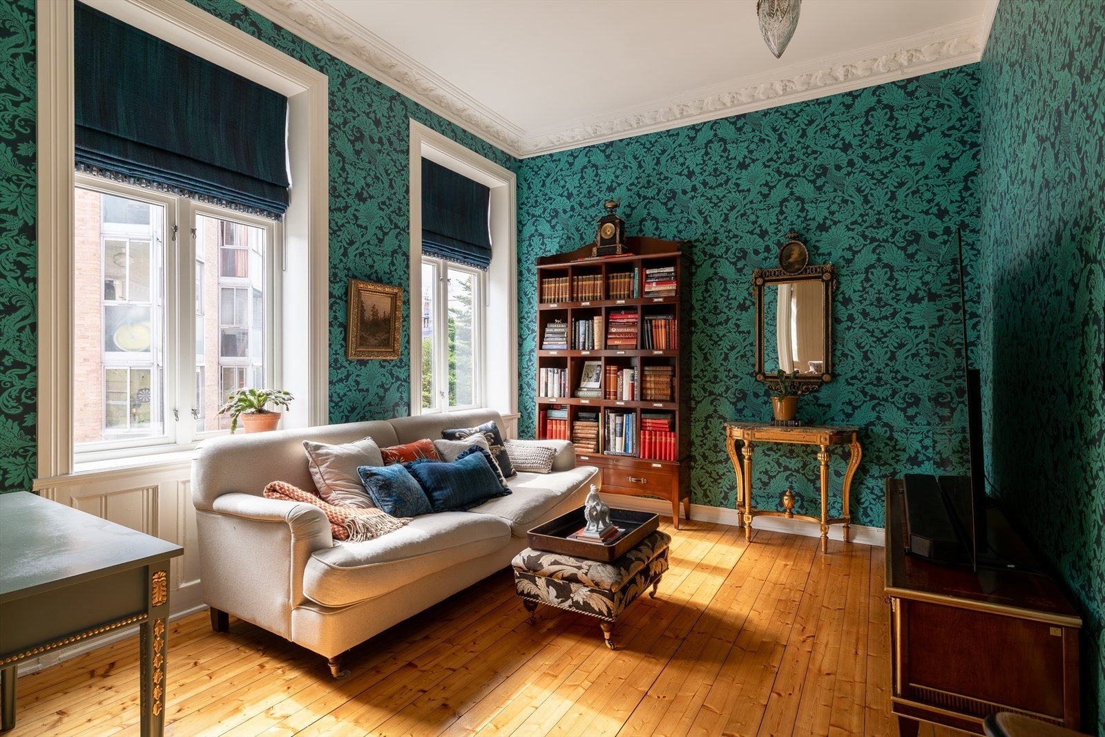 Fra hjørnestuen beveger man seg videre inn i boligens andre stue, som i dag fungerer som tv-stue. Dette rommet kan benyttes som hovedsoverom dersom en har behov for to soverom i boligen. Galleribilde