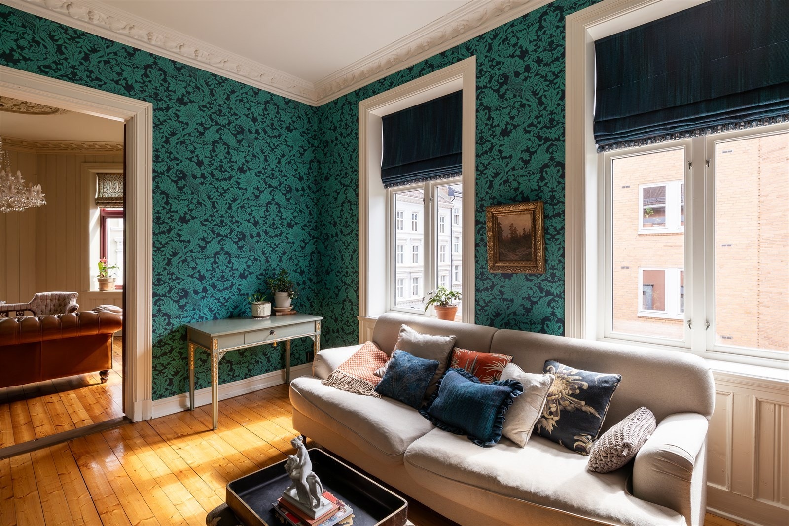 Rommet har god plass til sofaseksjon med tilhørende møbler, og de to store vinduene slipper inn rikelig med dagslys. Galleribilde