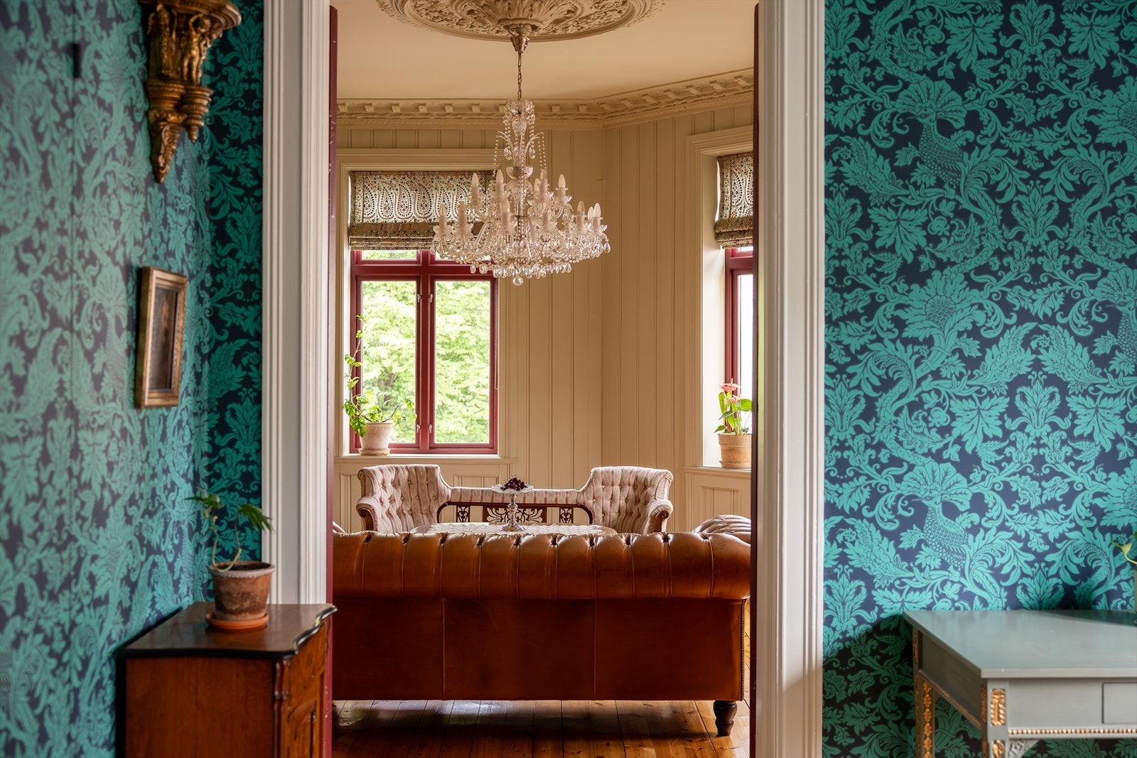 En virkelig unik leilighet hvor fokus har vært på vakre, klassiske detaljer, lekre tidstypiske tapeter med mer. Galleribilde