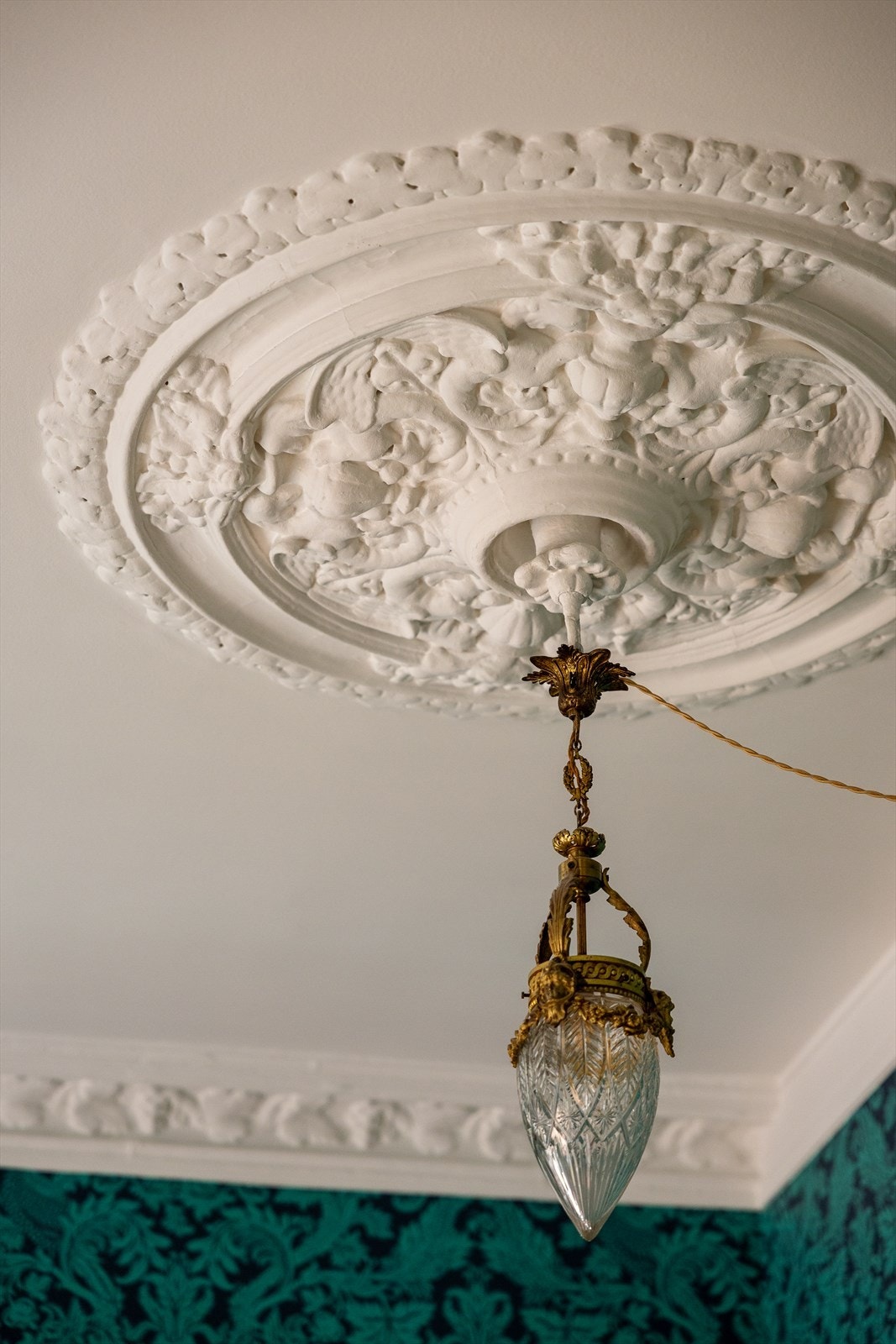 Flotte detaljer i form av takrosett og stukkatur i stue 2 Galleribilde