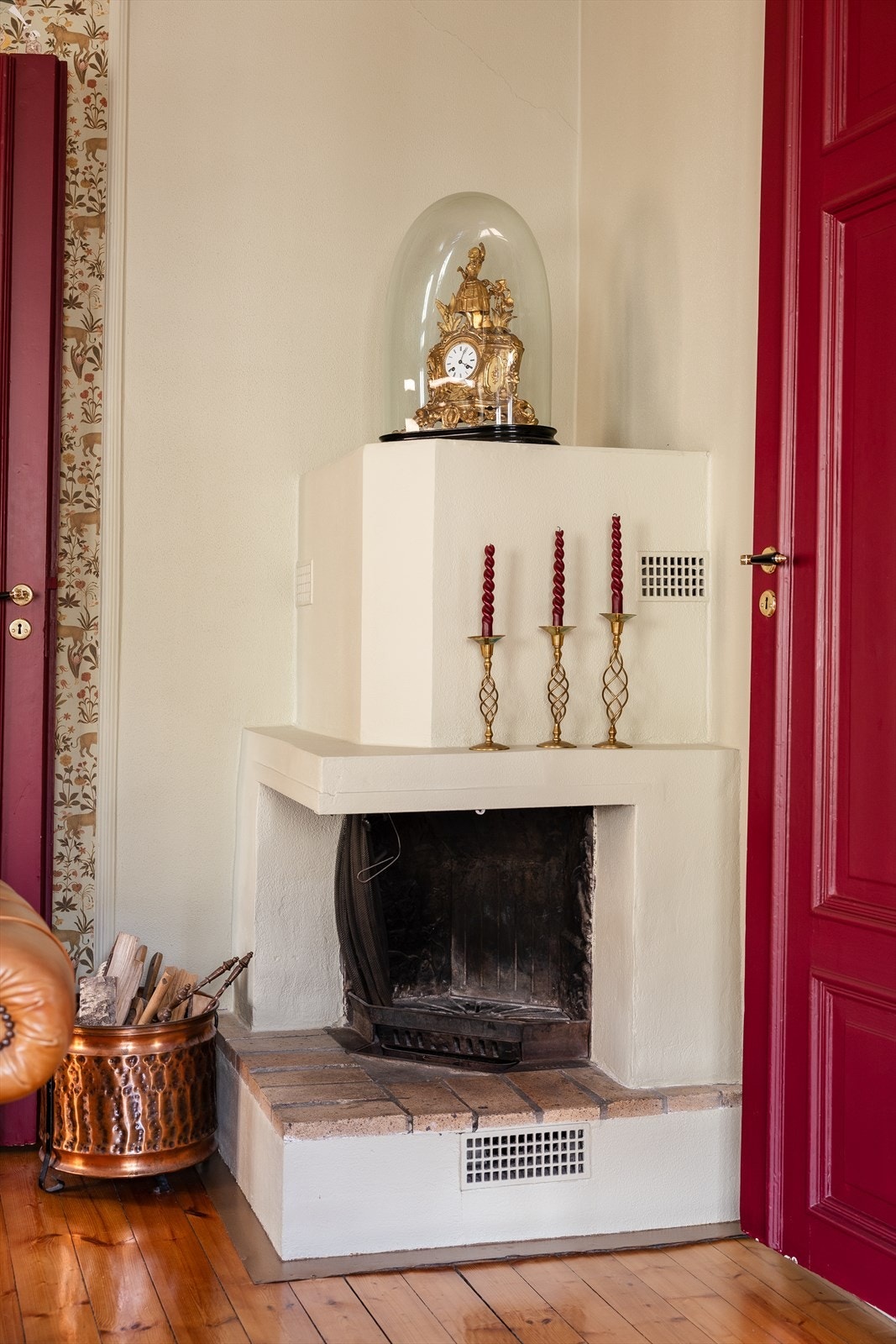 Klassisk, eldre peis varmer godt på kaldere høst- og vinterkvelder. Galleribilde