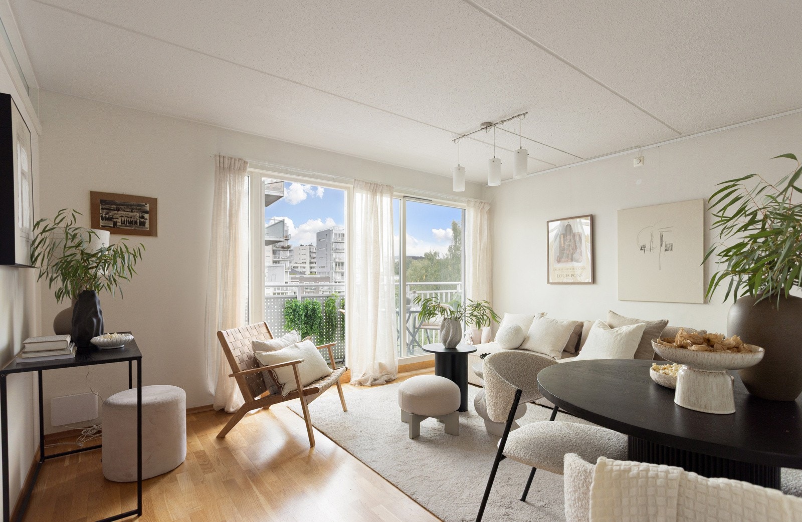 Stuen er lys og luftig med store vindusflater som slipper inn masse dagslys og skaper en fin romfølelse. Galleribilde