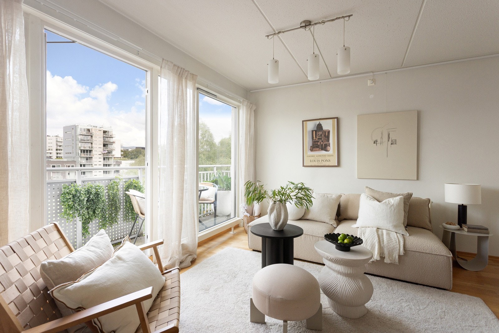 Leiligheten har standard fra byggeår med glatte malte flater og trestavs parkettgulv. Galleribilde