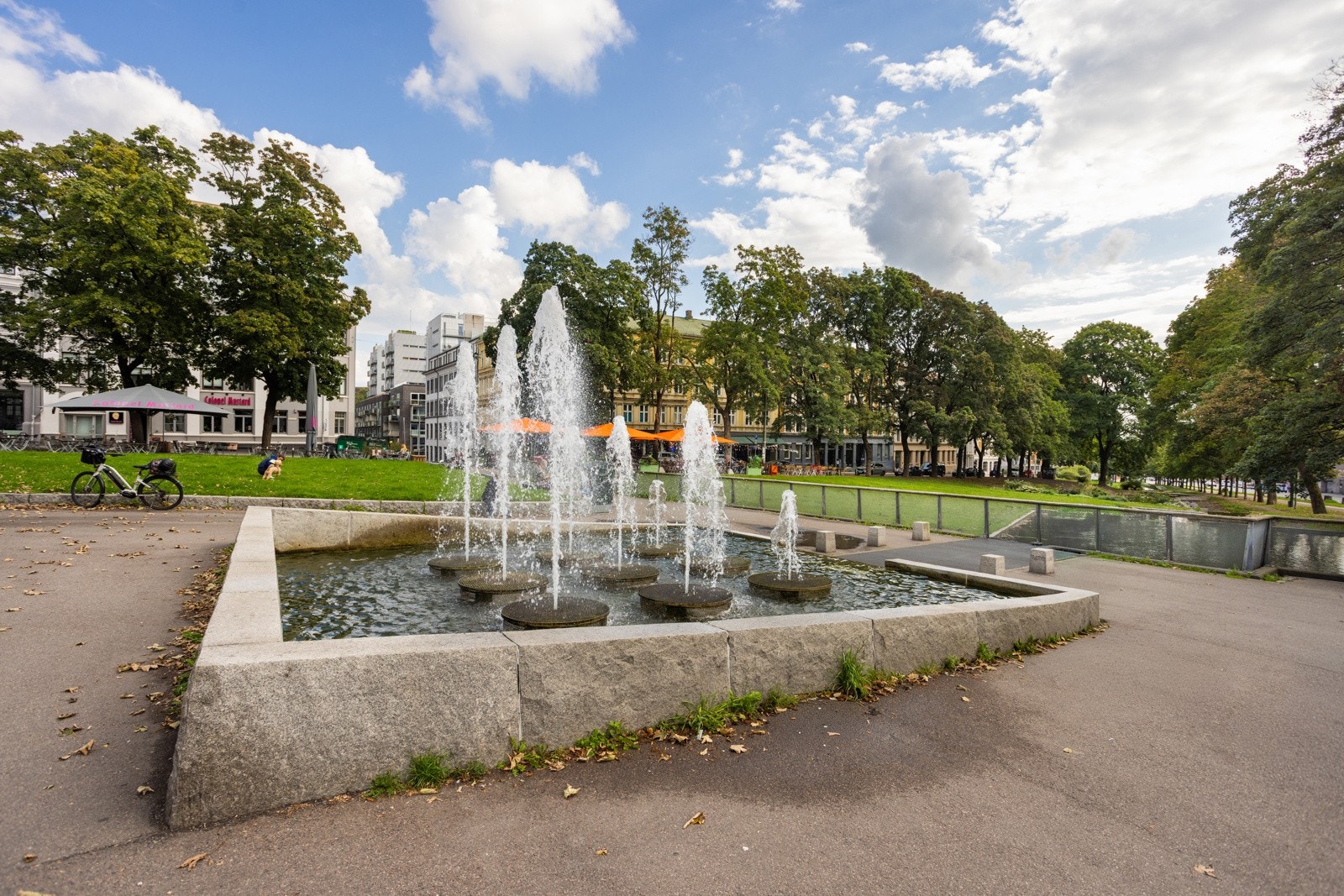 Rett ovenfor finner du Kiellands plass med tilgang til offentlig kommunikasjon, restauranter, caféer, senter og butikker. Galleribilde