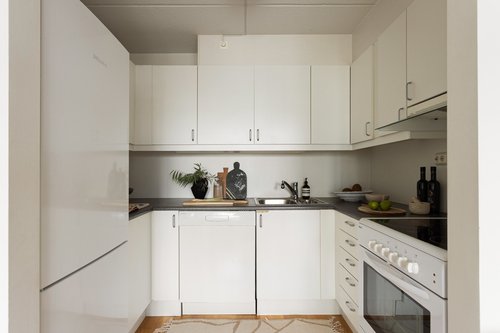 Ventilator over komfyr som er koblet på felles system. Galleribilde