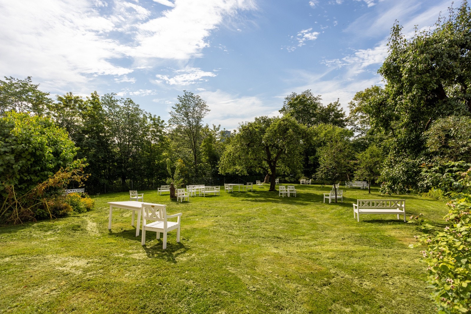 Sameiets beboere har tilgang til "Edens hage" - en frodig park med sittegrupper og frukttrær. Galleribilde