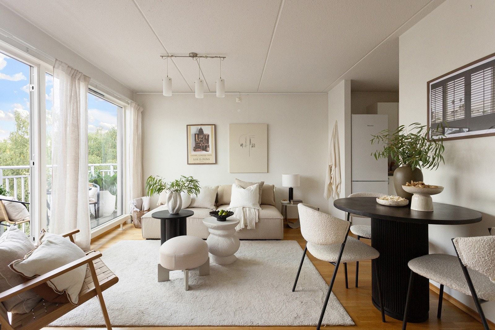 En lys og innbydende 2-roms leilighet med parkeringsplass og stor balkong, beliggende rett ovenfor Akerselva. Galleribilde