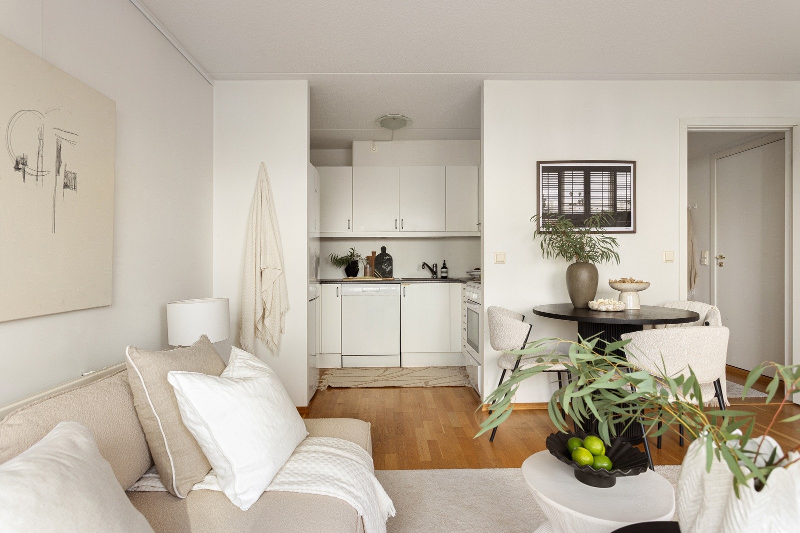 Kjøkkenet ligger fint tilbaketrukket i egen del av stuen. Galleribilde