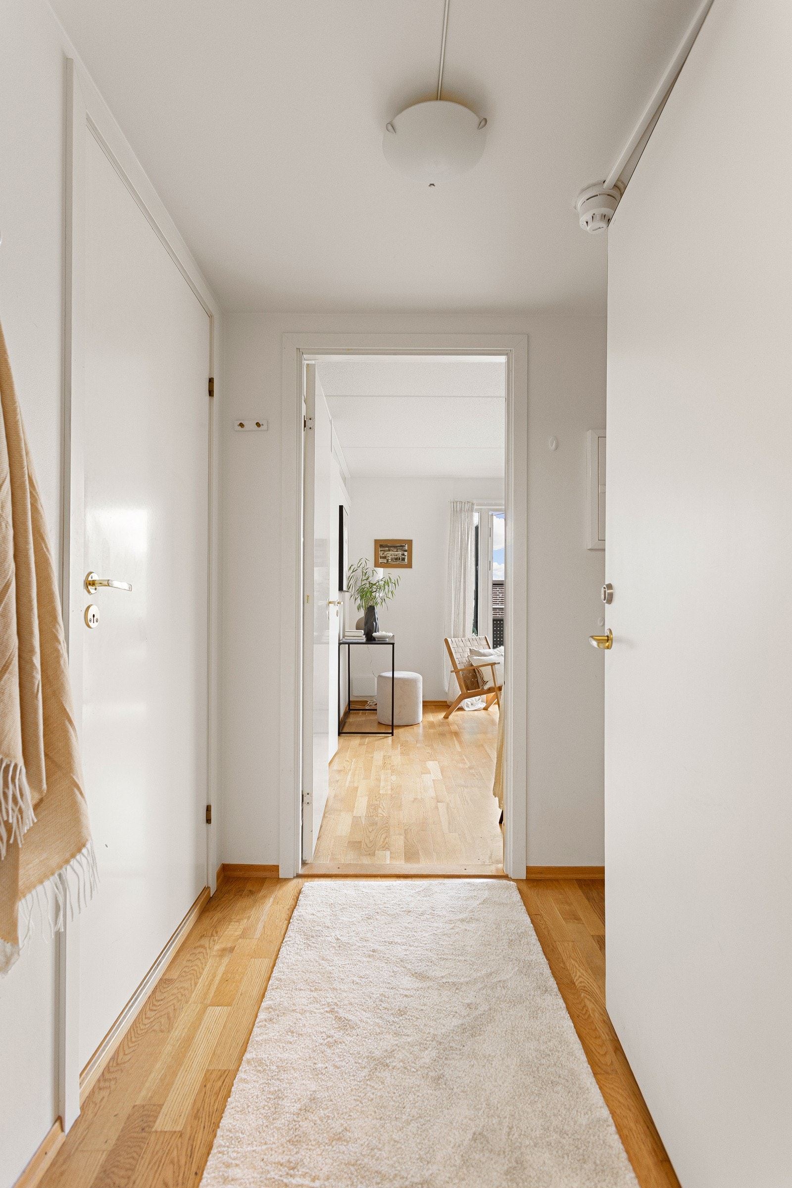 Lys entré med nisje for jakkeoppheng samt å sette fra seg sko. Galleribilde