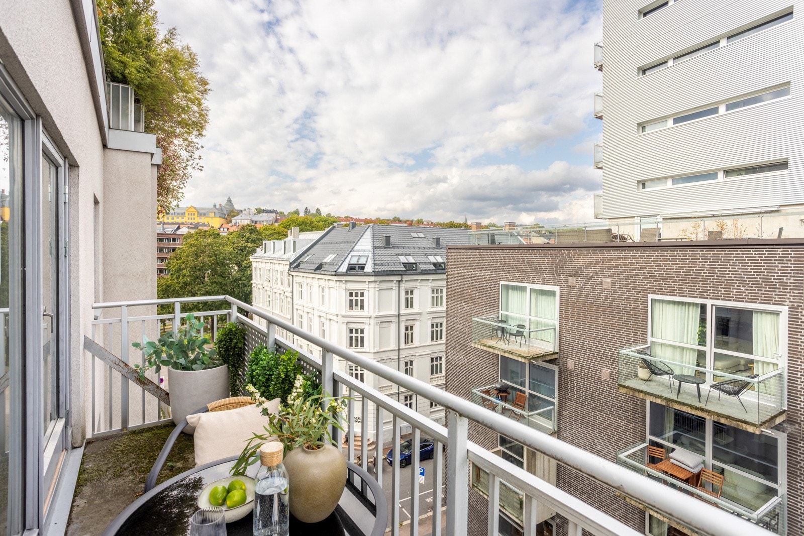 Her har du god plass til sittegruppe/lounge og grill. Galleribilde