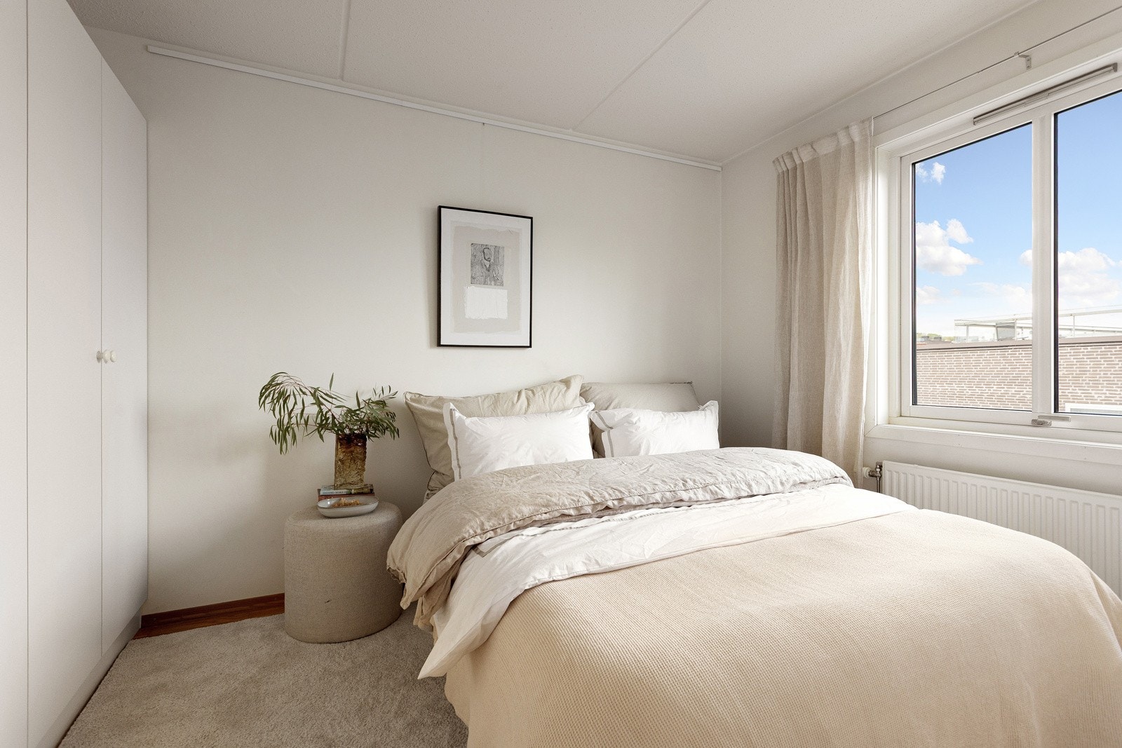 Rommet er lyst og innbydende med god plass til dobbeltseng og med garderobe på hele den ene veggen. Galleribilde